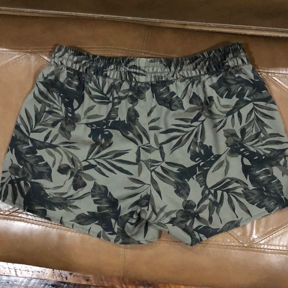 Shorts - Picture 2 of 3